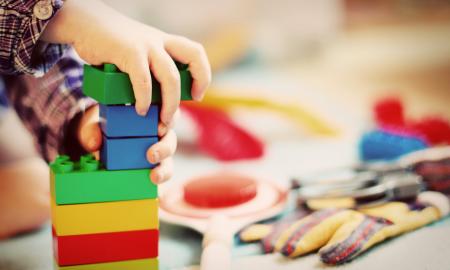 imagen de las manos de un niño con juego de construcción imagen decreto financiación primer ciclo infantil