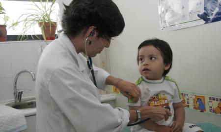 Niño con doctor